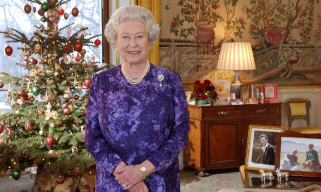 TO JULETRÆR: Ifølge Darren McGrady har kongefamilien to juletrær i spisesalen på Sandringham - ett ekte, og ett falsk sølvtre, som er over 30 år gammelt.Her er dronningen avbildet på Buckingham palace før jul i 2004. Foto: AP / NTB Scanpix TO JULETRÆR: Ifølge Darren McGrady har kongefamilien to juletrær i spisesalen på Sandringham - ett ekte, og ett falsk sølvtre, som er over 30 år gammelt.Her er dronningen avbildet på Buckingham palace før jul i 2004. Foto: AP / NTB Scanpix